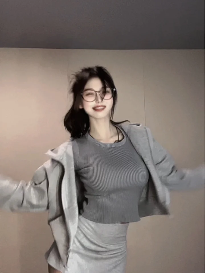 女生游泳时胸罩掉了怎么办呢